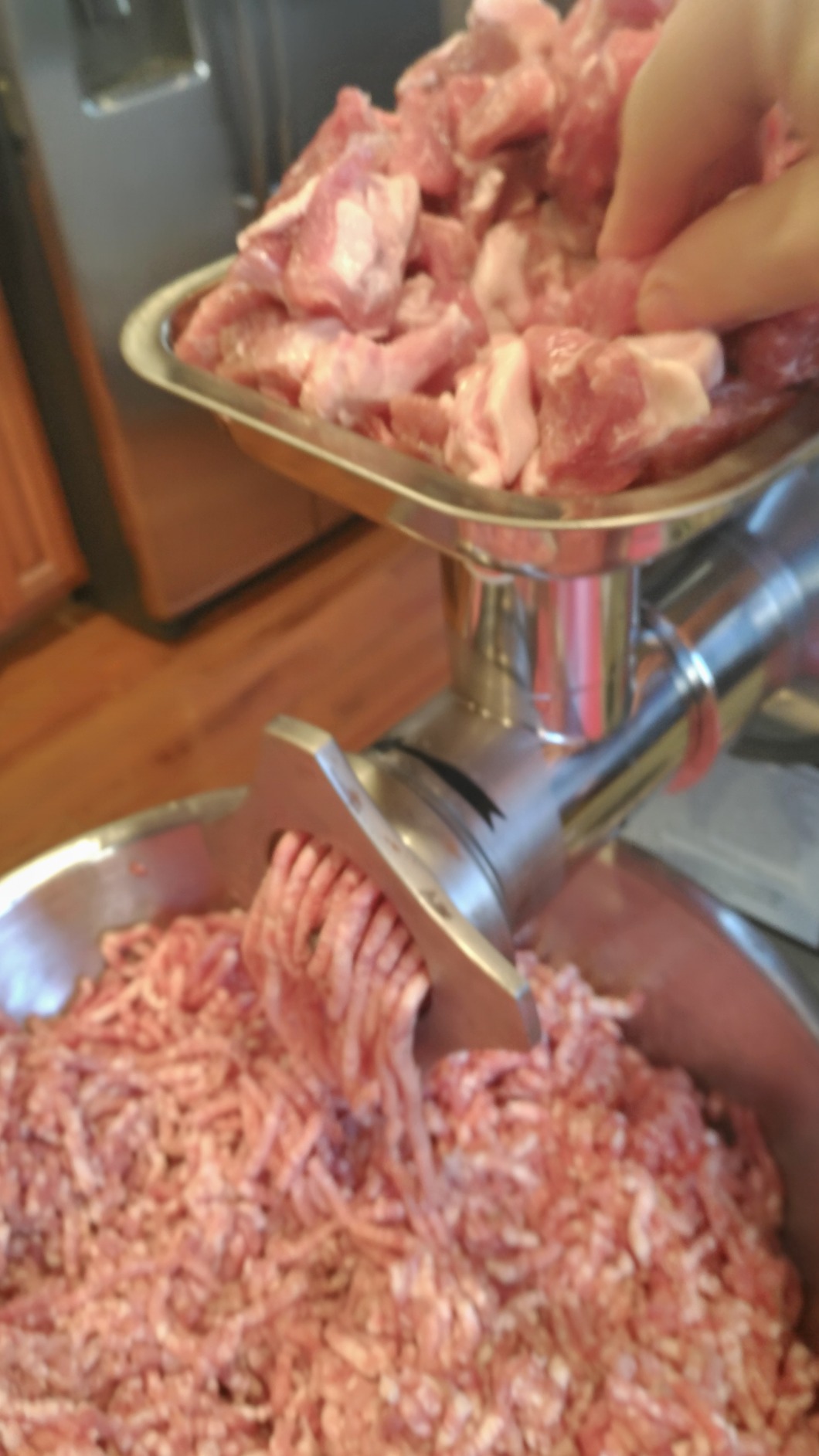 Tangkula Commercial Meat Grinder, 1.5 HP, 1100W, 551LB/h Stainless Steel Electric Sausage Stuffer, 225RPM Heavy Duty Industrial Meat Mincer w/2 Blades, Grinding Plates & Stuffing Tubes customer photo 2