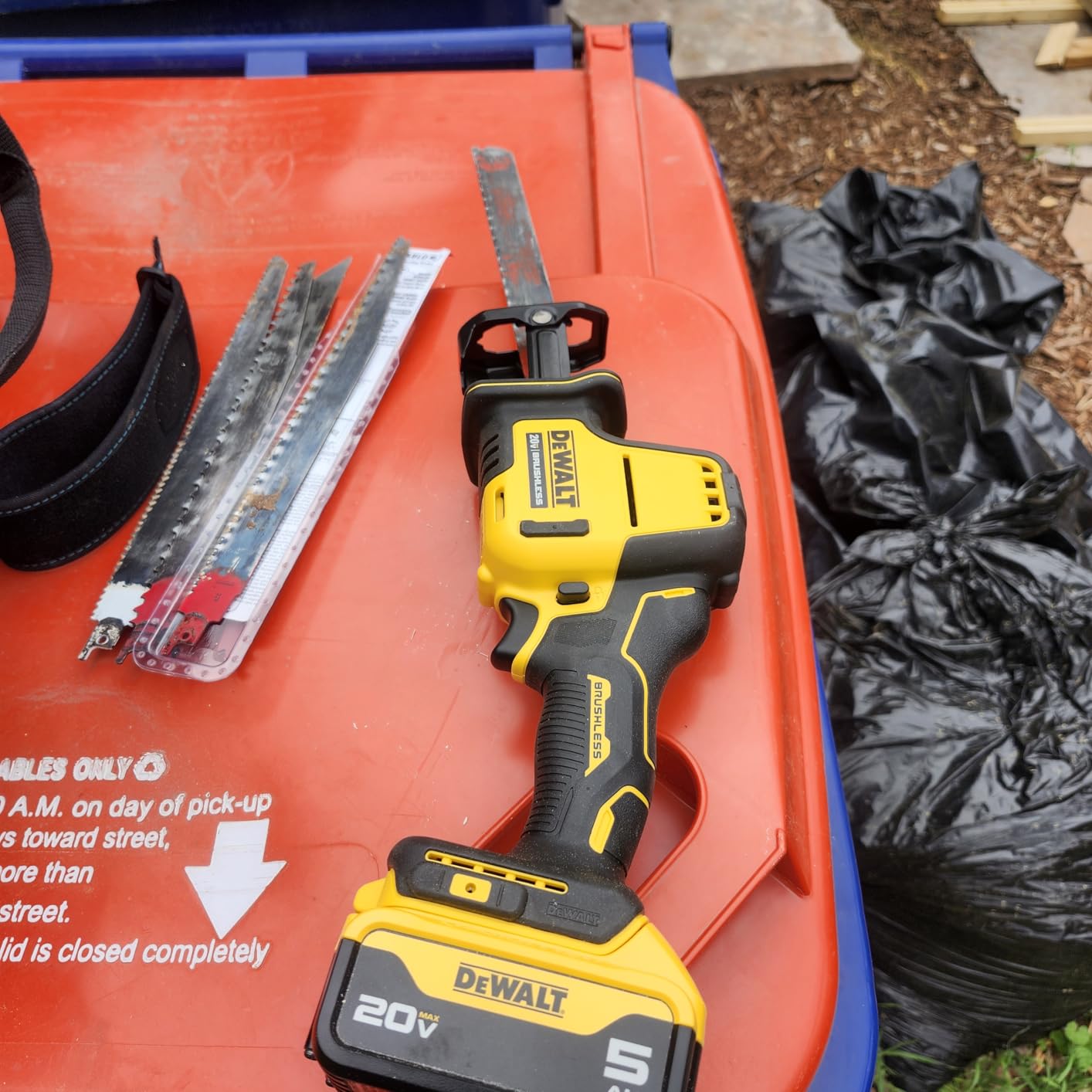 ATOMIC 20V MAX* Reciprocating Saw, One-Handed, Cordless, Tool Only (DCS369B) customer photo 1