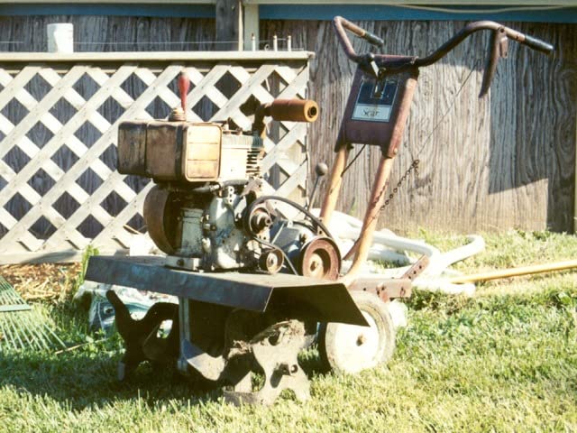 Earthquake 37037 Pioneer Dual-Direction Rear Tine Tiller, Red/Black customer photo 2