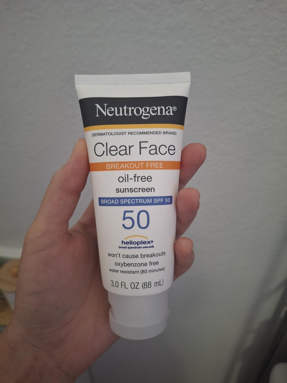 Neutrogena Clear Face Sunscreen Lotion SPF 50 for Acne-Prone Skin, Oil-Free, No-Fragrance, Water-Resistant, 3 fl oz customer photo 2