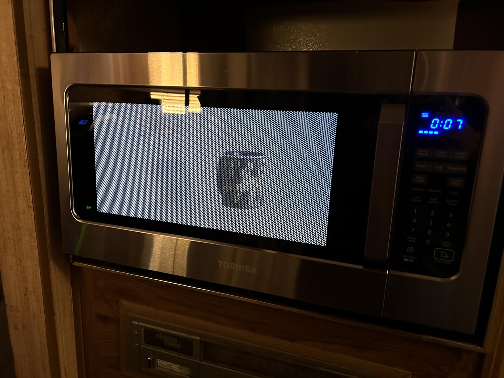 Toshiba ML-EM62P(SS) Large Countertop Microwave Oven with Smart Sensor, Auto Defrost, Mute Function, ECO Mode, with 16.5 inch Position Memory Turntable, 1200W, 2.2 Cu. Ft., Stainless Steel customer photo 2