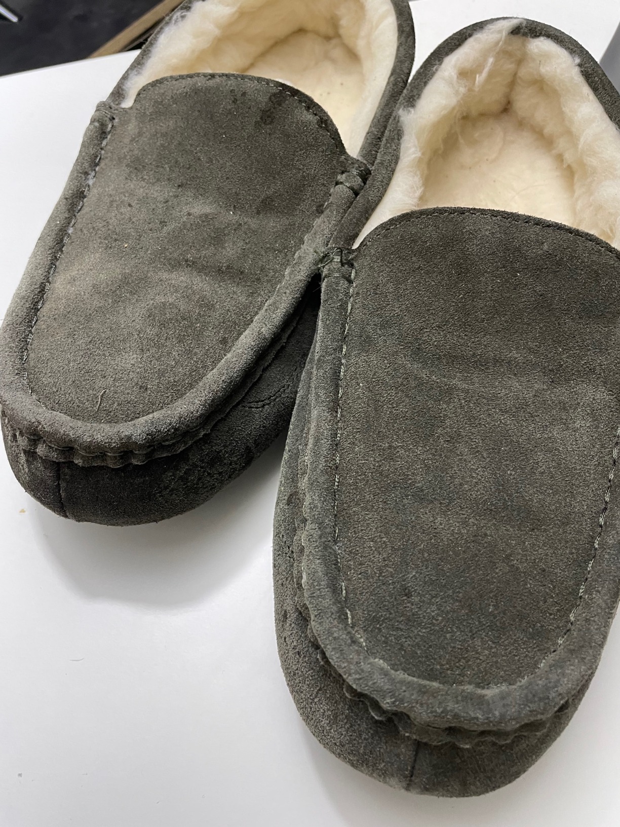 Amazon Essentials Men's Memory Foam Moccasin Slippers customer photo 1
