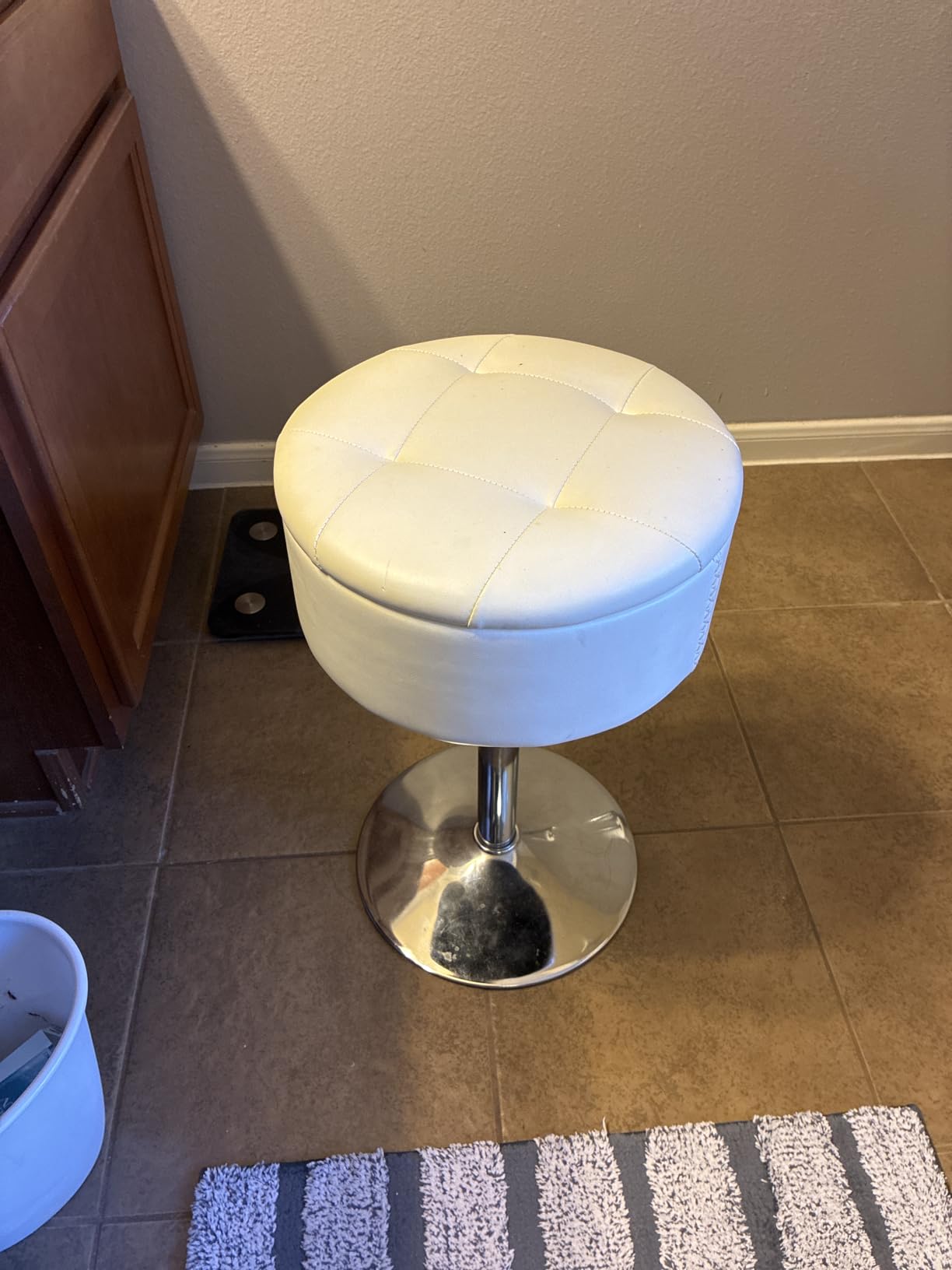 LUE BONA 360° Swivel Vanity Stool Chair for Makeup Room, Height Adjustable Stool for Vanity with Storage, Small White Faux Leather for Bathroom, Living Room customer photo 1