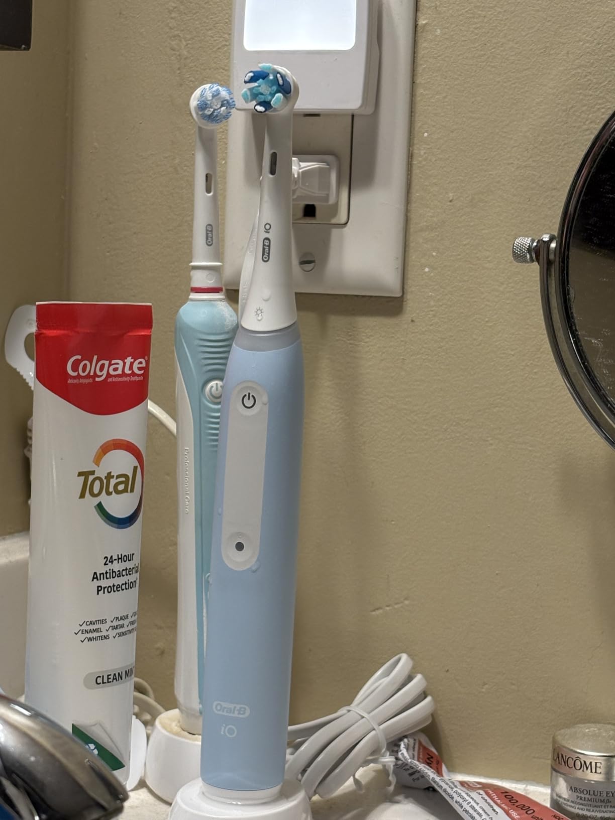 Oral-B iO3 Limited Deep Clean Rechargeable Electric Toothbrush, 3 Cleaning Modes, Visual Pressure Sensor, 2 Brush Heads, Travel Case, ICY Blue customer photo 2