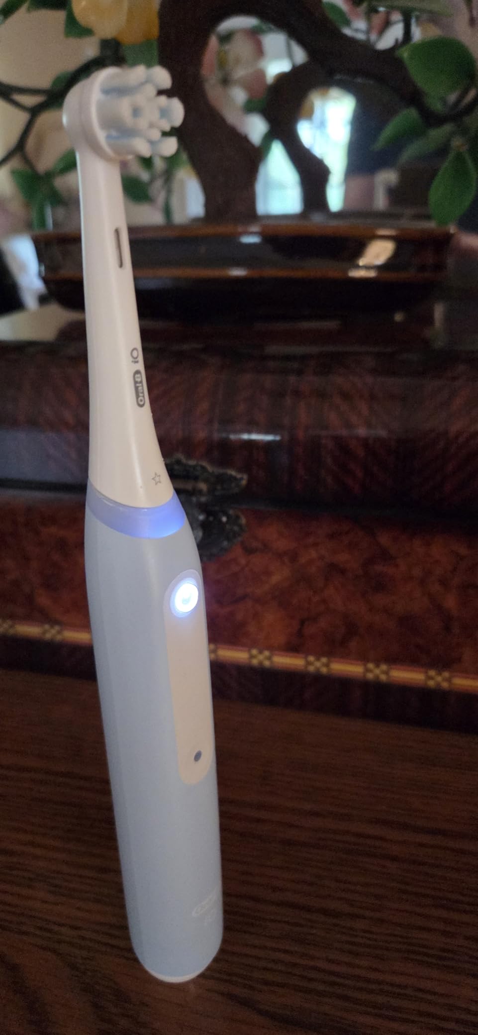 Oral-B Rechargeable Electric Toothbrush, iO3 Limited Deep Clean, 3 Cleaning Modes, Visual Pressure Sensor to Protect Gums, 2 Brush Heads, Travel Case, Black customer photo 2
