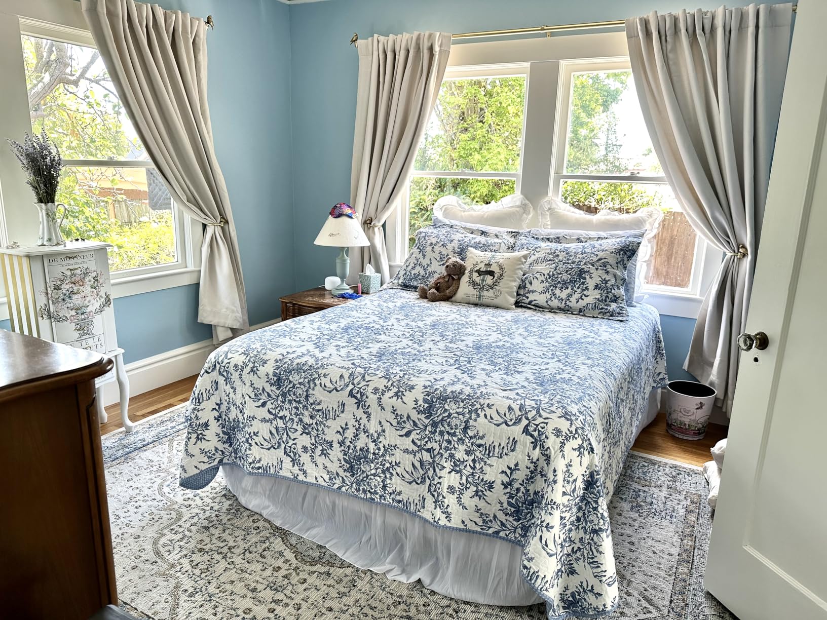 Laura Ashley - Queen Quilt Set, Soft & Reversible Cotton Floral Bedding with a Medium Weight Feel, 3 Piece Bed Set with Matching Pillowcases (Bedford Green/Off-White) customer photo 1