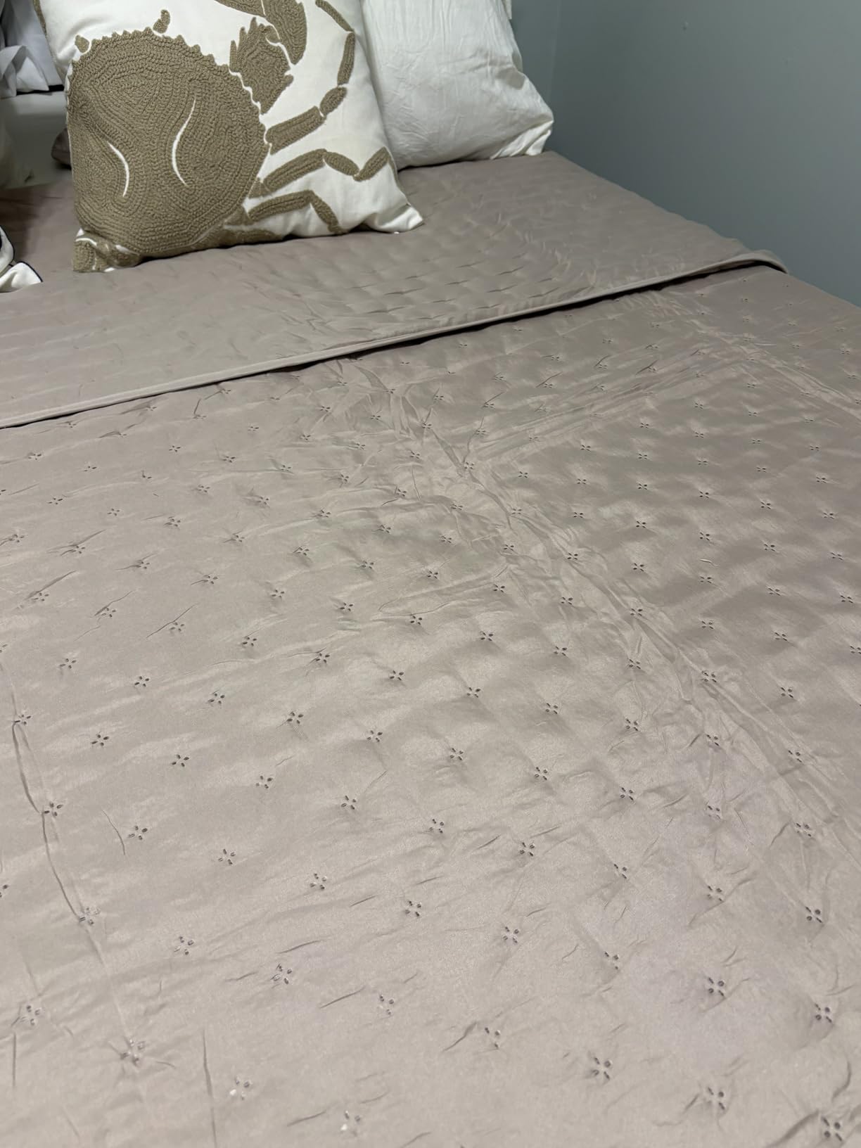 Bedsure Quilts Queen Size - Lightweight Comforter Queen Size for Summer, Bright White Bedspread Quilt with Clover Pattern, Soft Ultrasonic Coverlet, Modern All-Season Bedding, 90 x 96 Inches customer photo 1