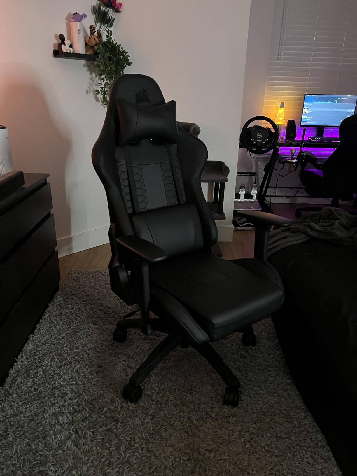 Corsair TC100 Relaxed Gaming Chair - Leatherette - Racing-Inspired Design - Lumbar Pillow - Detachable Memory Foam Neck Pillow - Adjustable Seat Height - Adjustable Armrests - Black customer photo 2