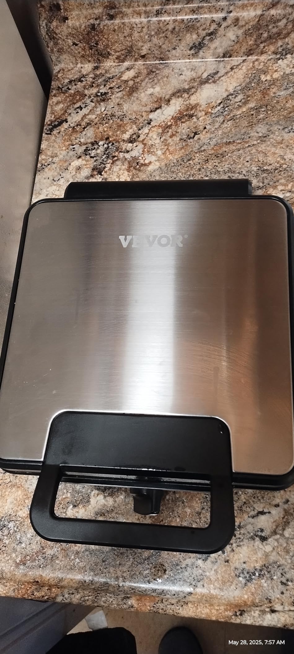 VEVOR Commercial Waffle Maker, 1300W Round Waffle Iron, Non-Stick Rotatable Waffle Baker Machine With 122-572℉ Temp Range and Time Control, Teflon-Coated Baking Pan Stainless Steel Body 110V customer photo 1