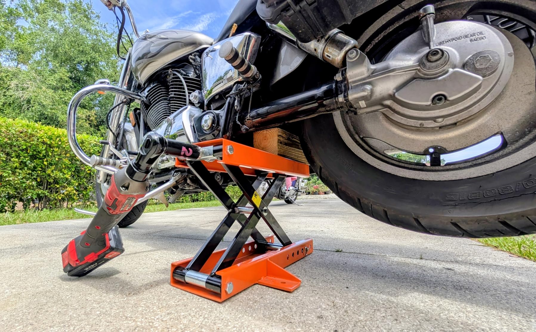 VEVOR Motorcycle Lift, 1100 LBS Motorcycle Lift ATV Scissor Lift Jack with Dolly & Hand Crank, Center Hoist Crank Stand with Wide Deck & Tool Tray for Street Bikes, Cruiser Bikes, Touring Motorcycles customer photo 1
