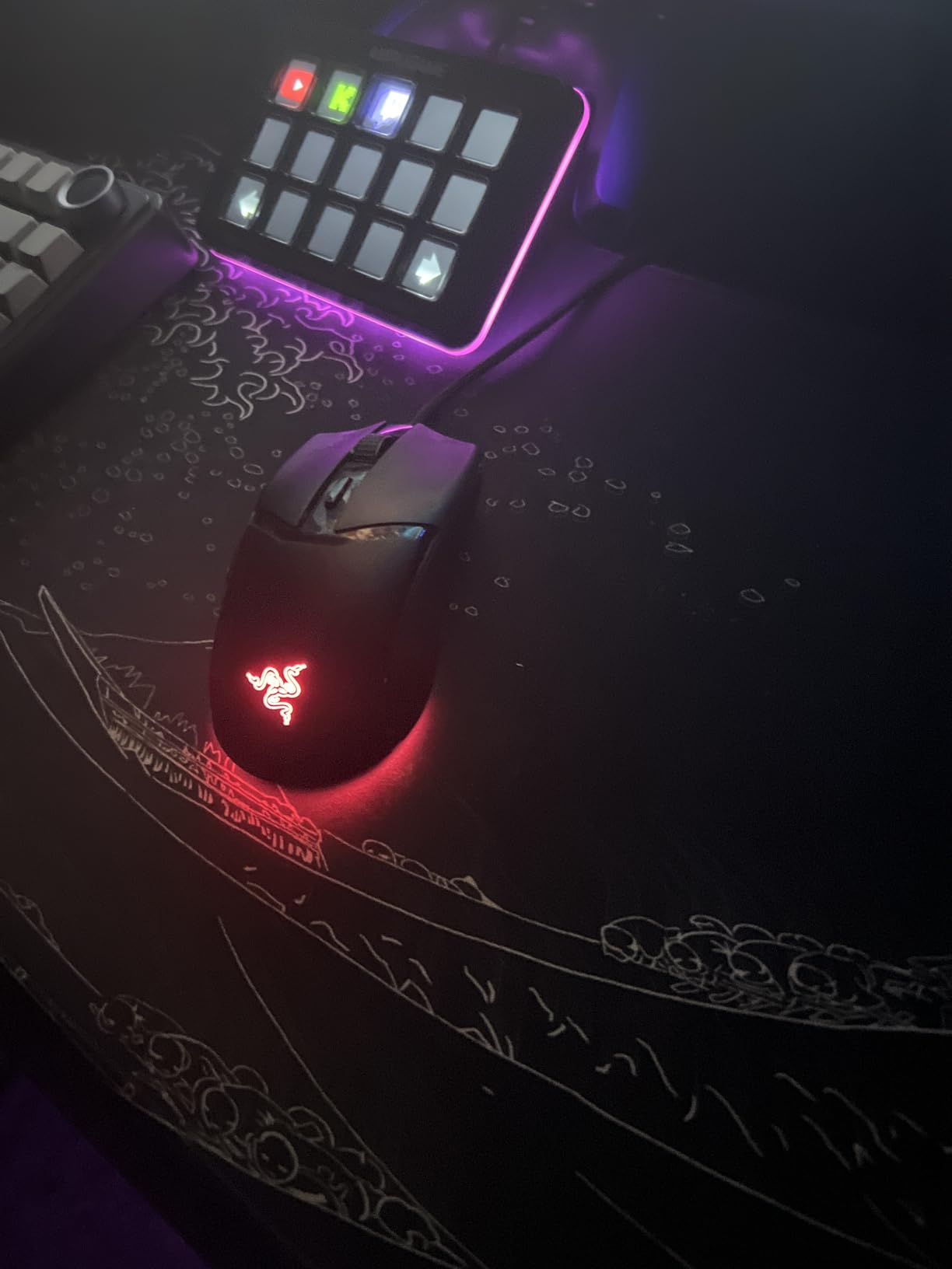 Razer Cobra Wired Gaming Mouse: 58g Lightweight Design - Gen-3 Optical Switches - Chroma RGB Lighting with Underglow - Precise 8500 DPI Optical Sensor - Speedflex Cable - Black customer photo 2