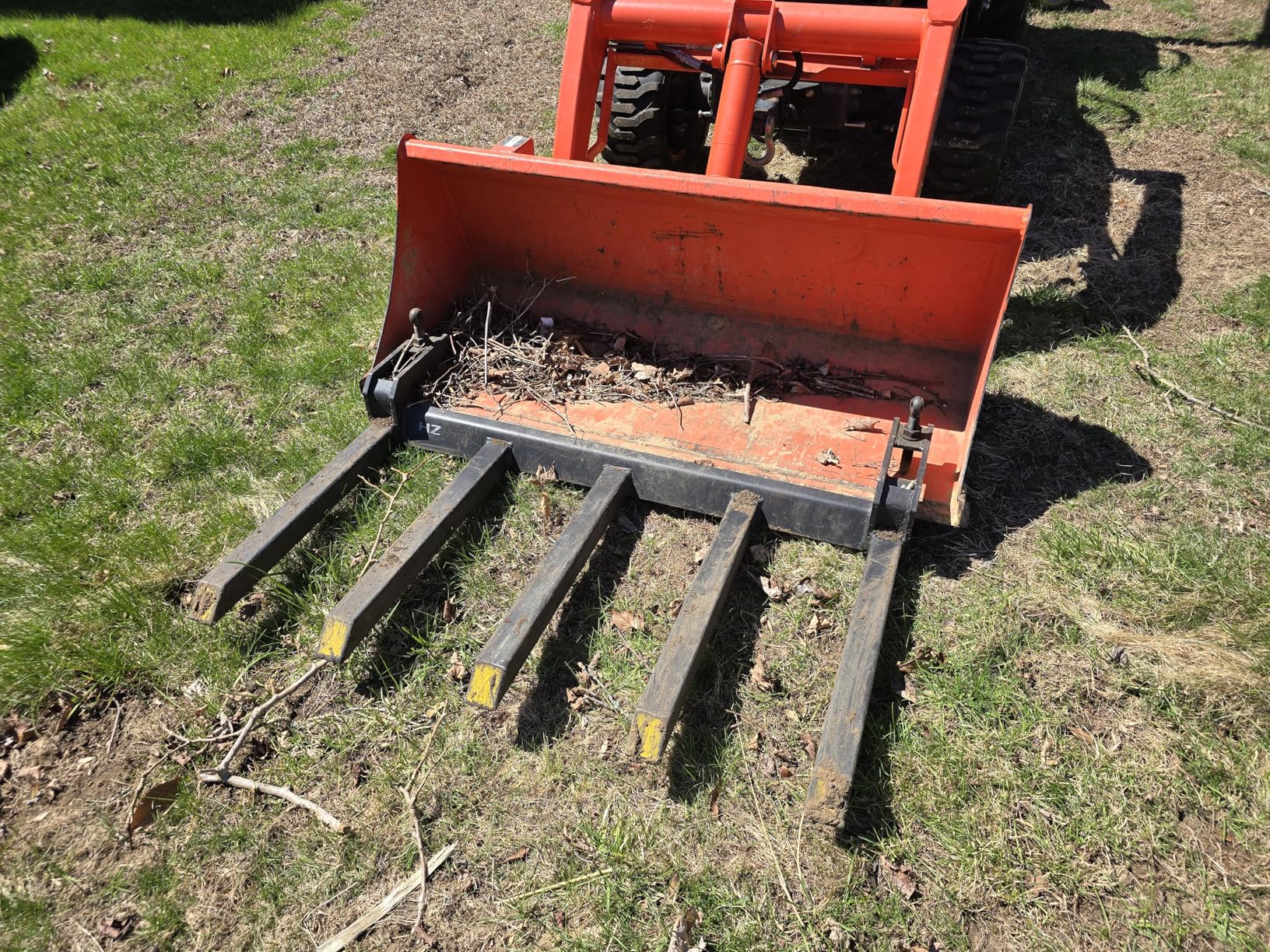 YITAMOTOR Clamp on Debris Forks Fits 48'' Bucket, 2500 lbs Heavy Duty Quick Attach Pallet Forks for Tractor Loader Skid Steer customer photo 1