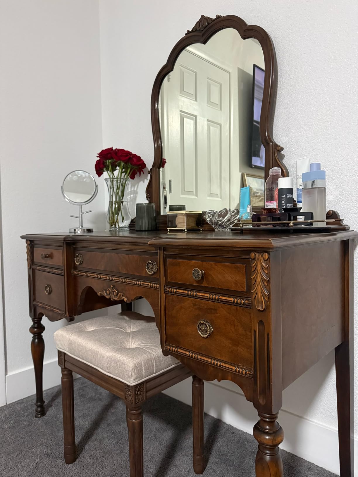 LUE BONA Upholstered Fabric Vanity Bench Seat, Makeup Stools for Vanity, Square Tufted Ottoman Bench with Carved Dark Brown Legs for Bedroom Living Room, Linen Color customer photo 1