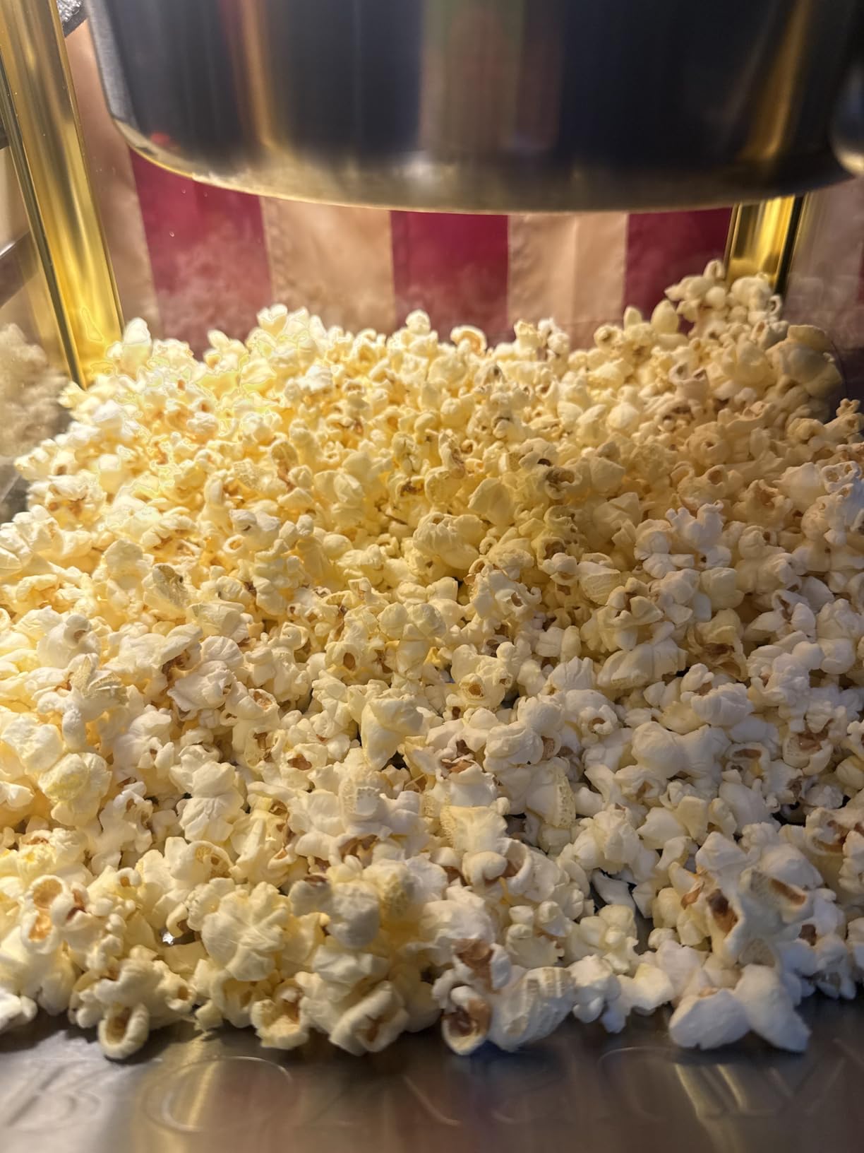 ROVSUN Popcorn Machine with 16 Ounce Kettle ETL Certified, Vintage Popcorn Maker Commercial Popcorn Machine Countertop w/Stainless Steel Scoop, Oil Spoon & 3 Popcorn Cups for Home Movie Theater, Black customer photo 1