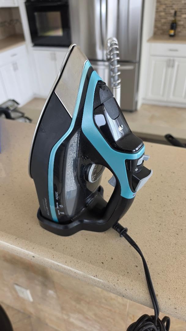 Rowenta Iron Steamer for Clothes, Master Steam Station, Professional Steam Iron for Clothes with Stainless Steel Soleplate, 57 Oz, 400 Microsteam Holes, Built-In Pump, 1750 Watts, Black/Green, VR8338 customer photo 1