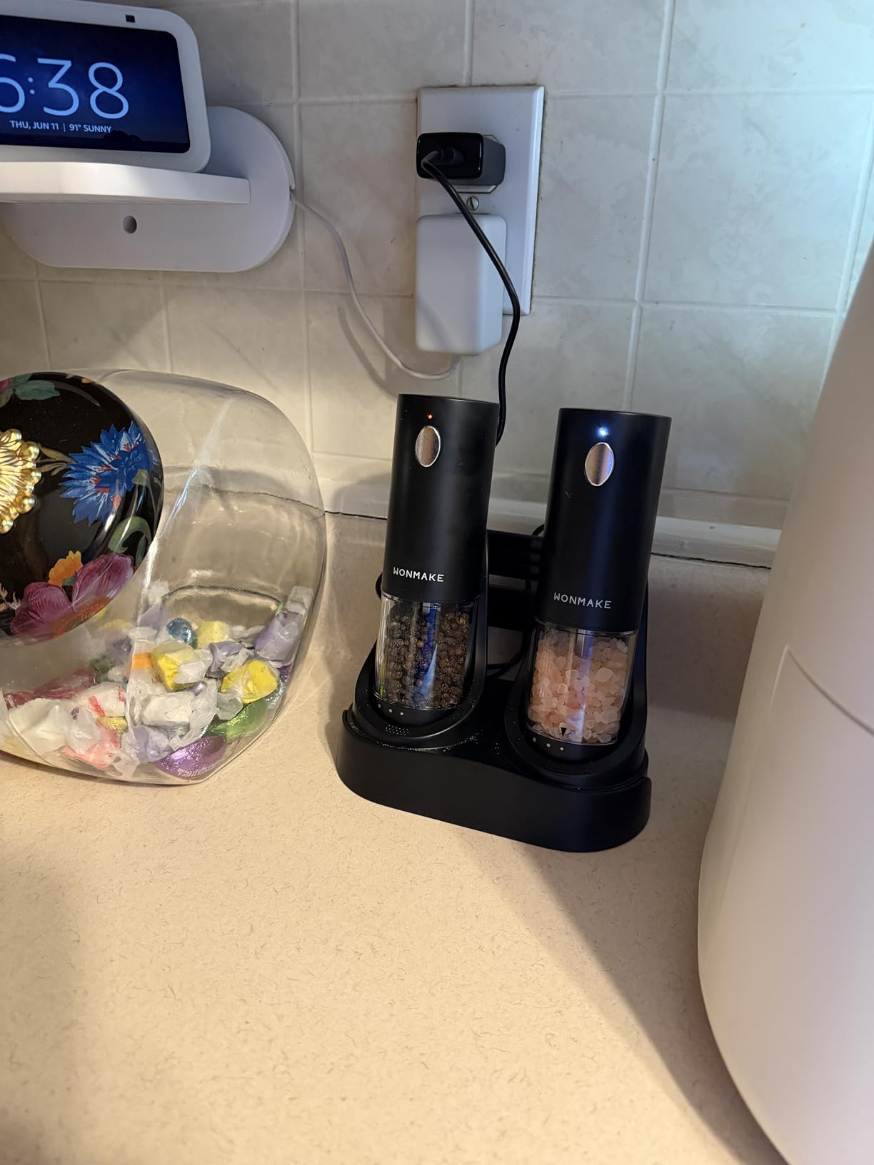 Electric Salt and Pepper Grinder Set - Automatic Refillable Salt and Pepper Grinders with Charging Base & LED Light, Adjustable Coarseness, One-handed Easy Operation, Ideal Kitchen Gadget customer photo 1