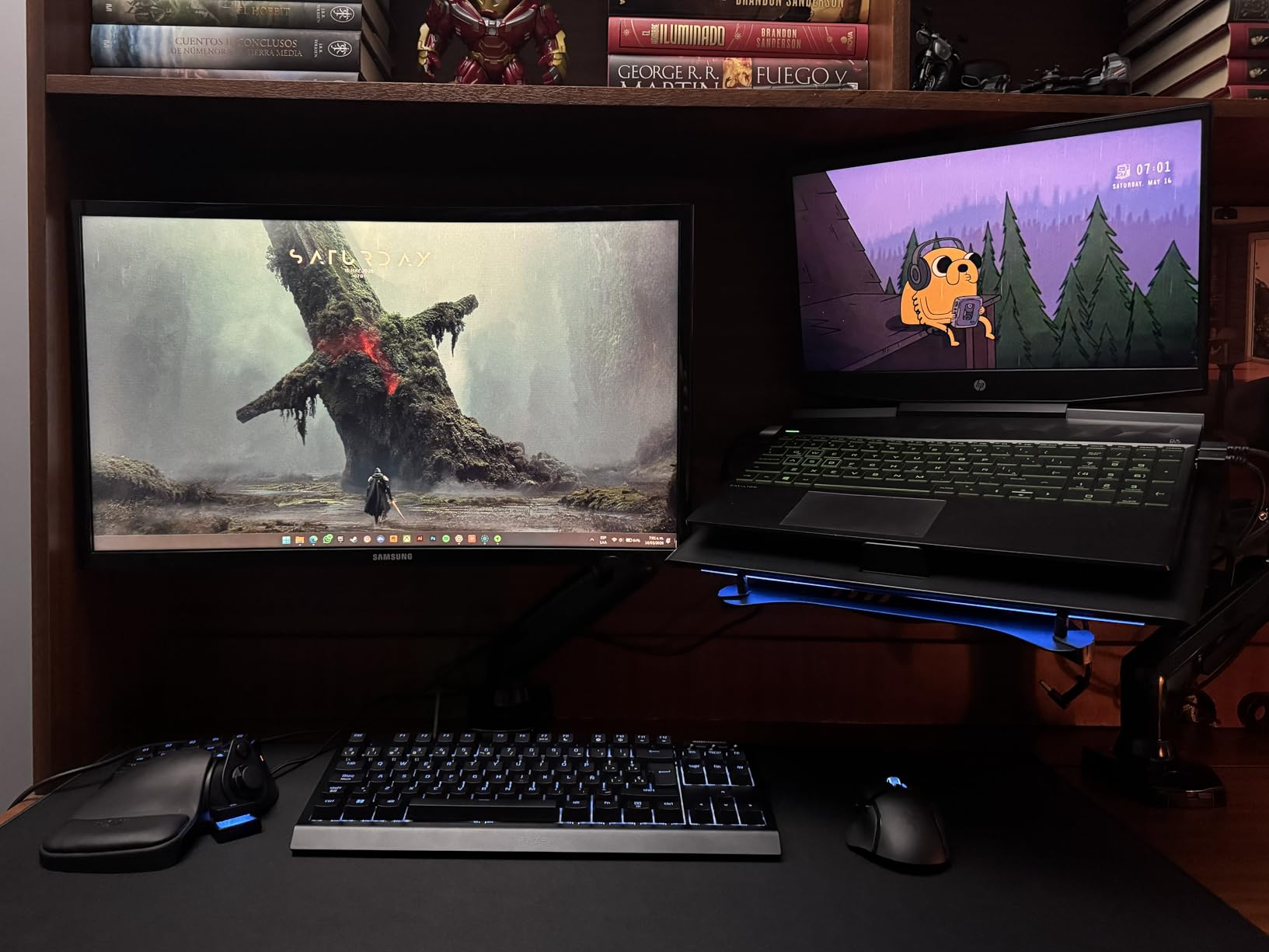 Razer Laptop Cooling Pad: Adaptive Smart - Intelligent Fan Control - Airtight Pressure Chamber - Fits Most Laptops & Macbooks 14