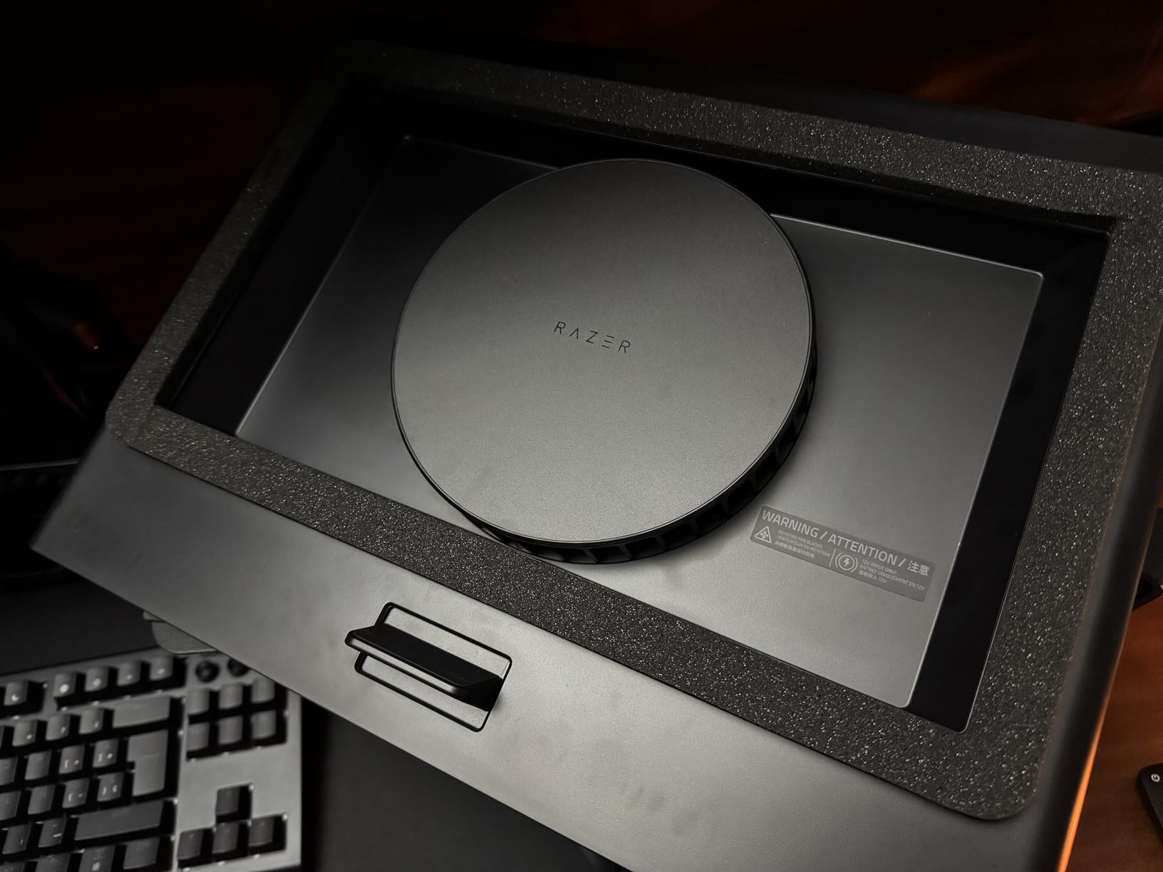Razer Laptop Cooling Pad: Adaptive Smart - Intelligent Fan Control - Airtight Pressure Chamber - Fits Most Laptops & Macbooks 14