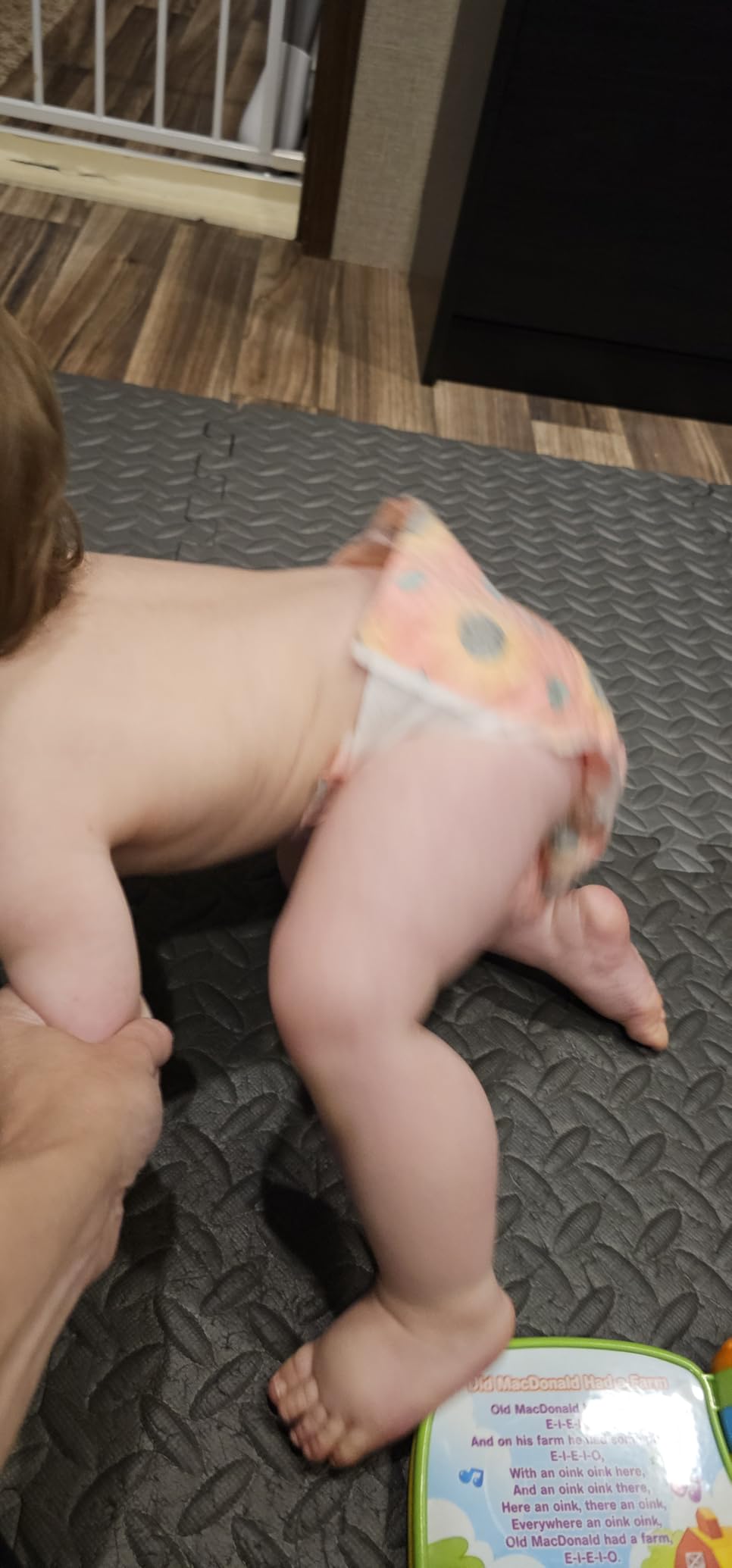 Hello Bello Diapers, Size 1 (8-12 lbs) Flower Child, 32 Count of Premium Disposable Baby Diapers, Hypoallergenic with Soft, Cloth-Like Feel customer photo 2
