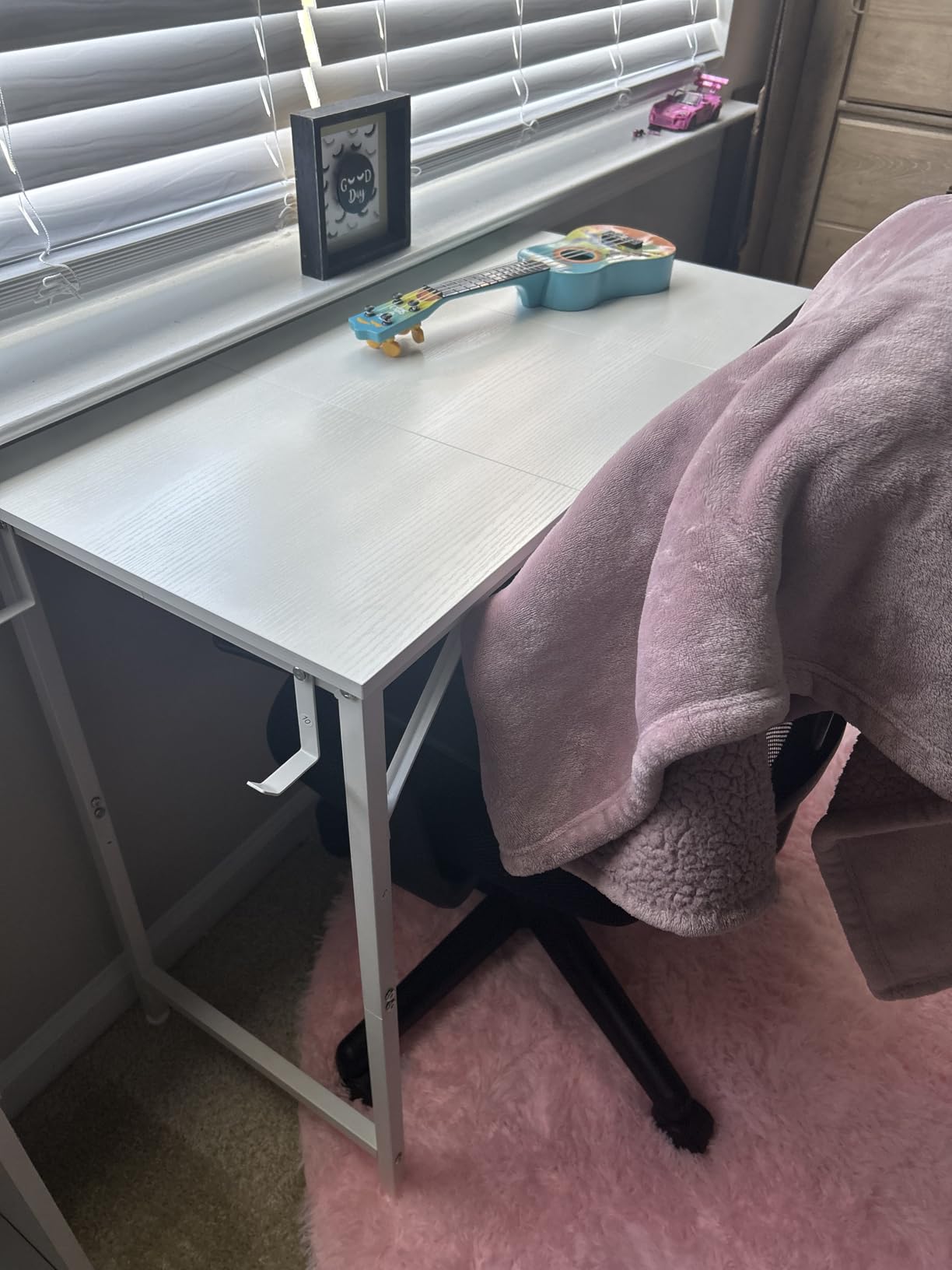 Lufeiya Small White Desk for Small Spaces, 32 Inch Kids Girls Study Writing Desks for Bedroom, Simple Modern Laptop PC Little Side Table with Storage Bag Headphone Hook, White customer photo 1