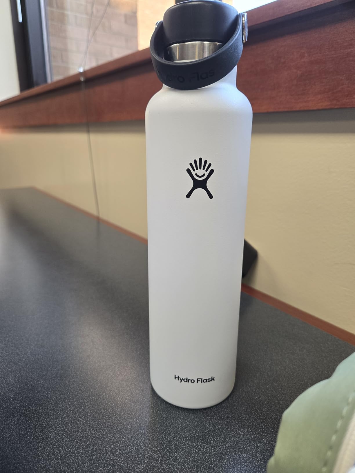 Hydro Flask Water Bottle - Insulated Stainless Steel - Standard Mouth Flex Straw Lid, Non Spill, Leakproof and Refillable in 21 Oz Campus Ivory customer photo 2