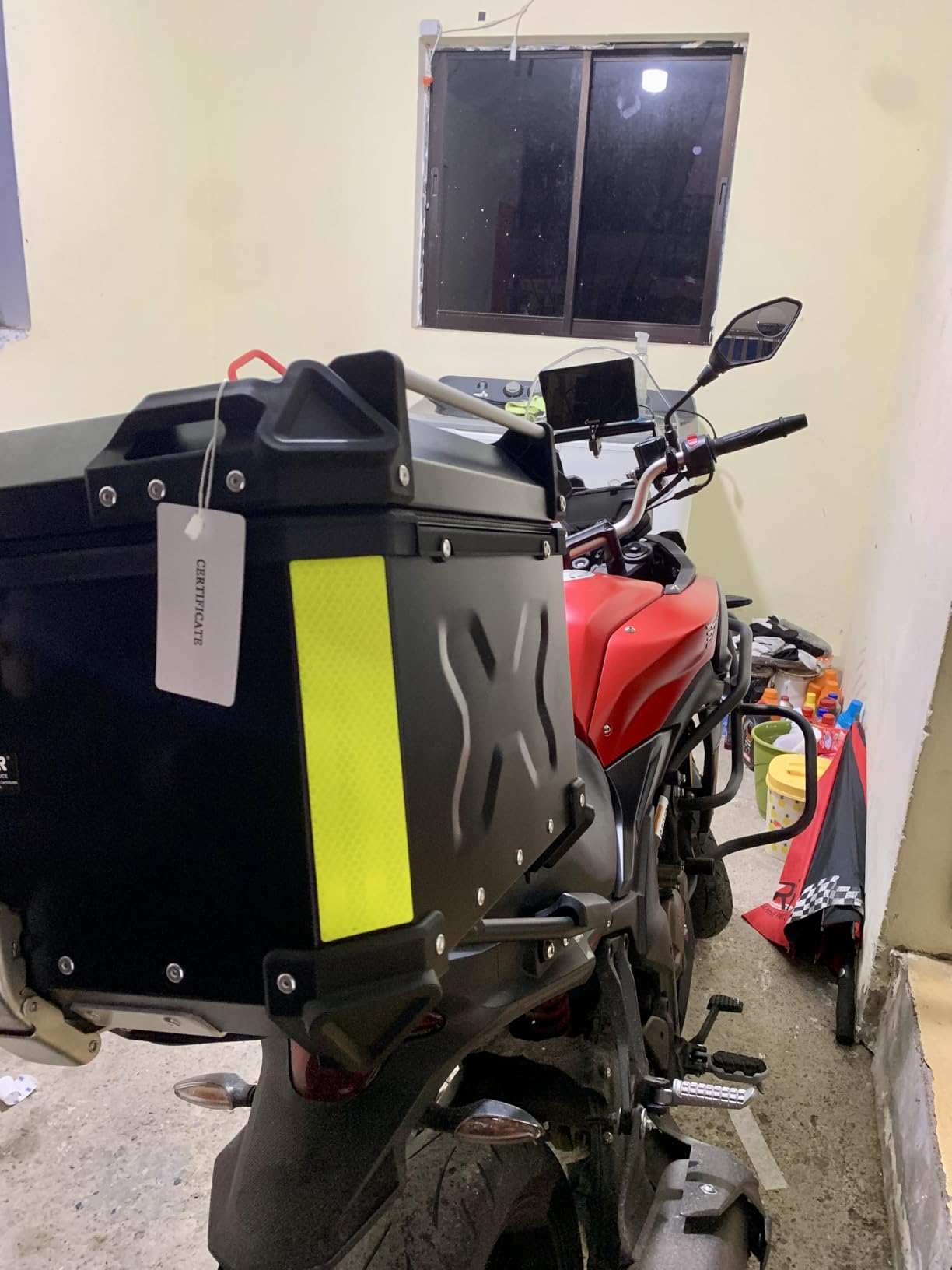 VEVOR 55L Universal Aluminum Alloy Motorbike Tail Box with Leather Lining, Waterproof Detachable Motorcycle Top Box with Lock & Back Cushion, Fit for 99% of Motorcycle Frames customer photo 1