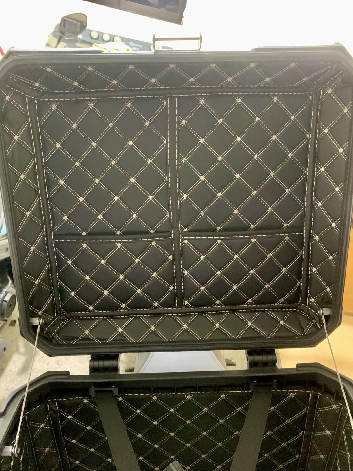 VEVOR 55L Universal Aluminum Alloy Motorbike Tail Box with Leather Lining, Waterproof Detachable Motorcycle Top Box with Lock & Back Cushion, Fit for 99% of Motorcycle Frames customer photo 2