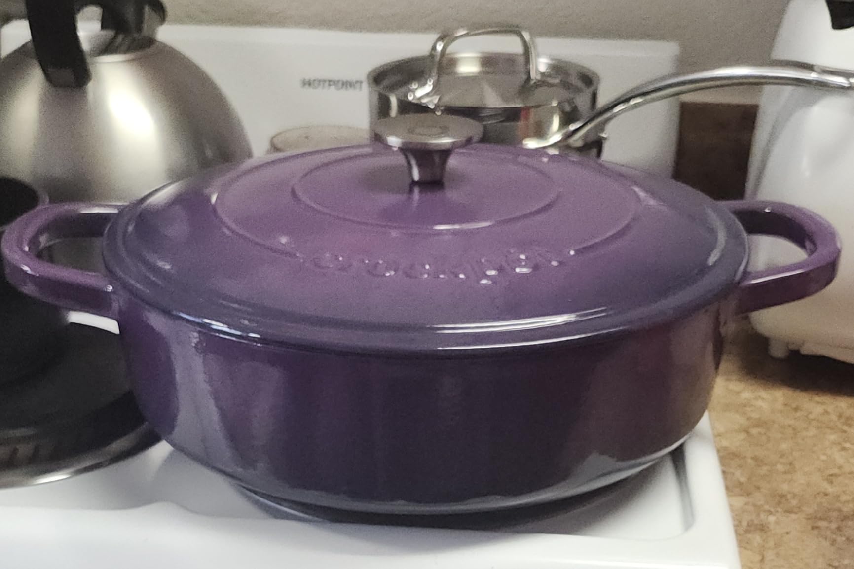 Crock Pot Artisan 5-Quart Enameled Cast Iron Braiser Pan With Oven Safe Borosilicate Glass Lid, Everyday Covered Skillet for Searing, Roasting, and Baking, Red customer photo 2