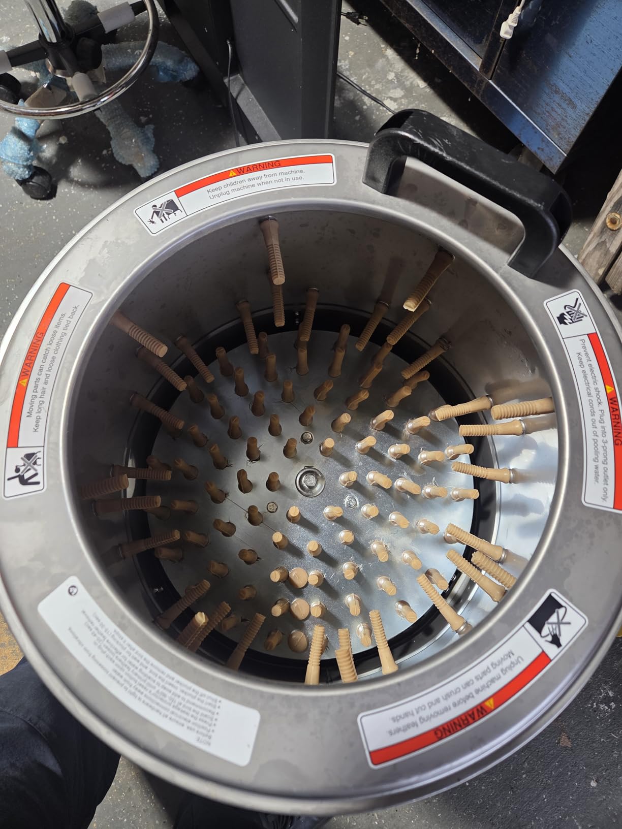 VEVOR Chicken Plucker Machine, 20-inch Stainless Steel Drum Feather Plucker, Defeathering Equipment with 108 Soft Rubber Plucking Fingers, Simple Debris Collection, for Chicken Poultry Plucking customer photo 1