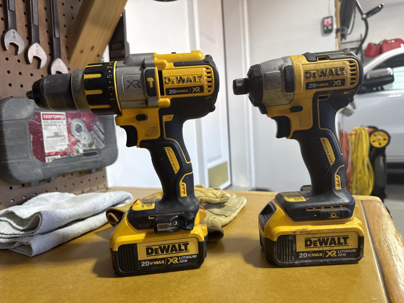 20V MAX XR Impact Driver and Hammer Drill Cordless Power Tool Combo Kit, Includes 2 x 4ah POWERPACK Batteries and a Charger (DCK250QQ2) customer photo 1