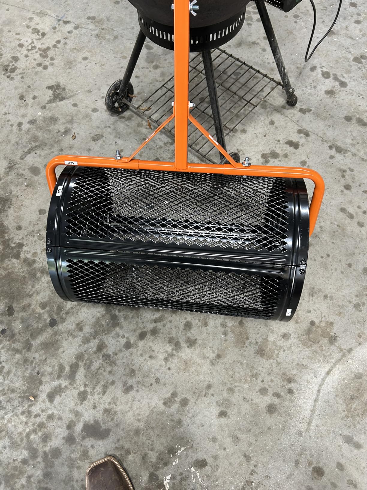 VEVOR Broadcast Spreader, 100LBS Capacity, Walk-Behind Push Spreader, 0-9.8ft Spreading Width, 13 in All Terrain Pneumatic Tires, Fertilizer Spreaders with Hopper Grate, for Seed Salt Ice Melt customer photo 1