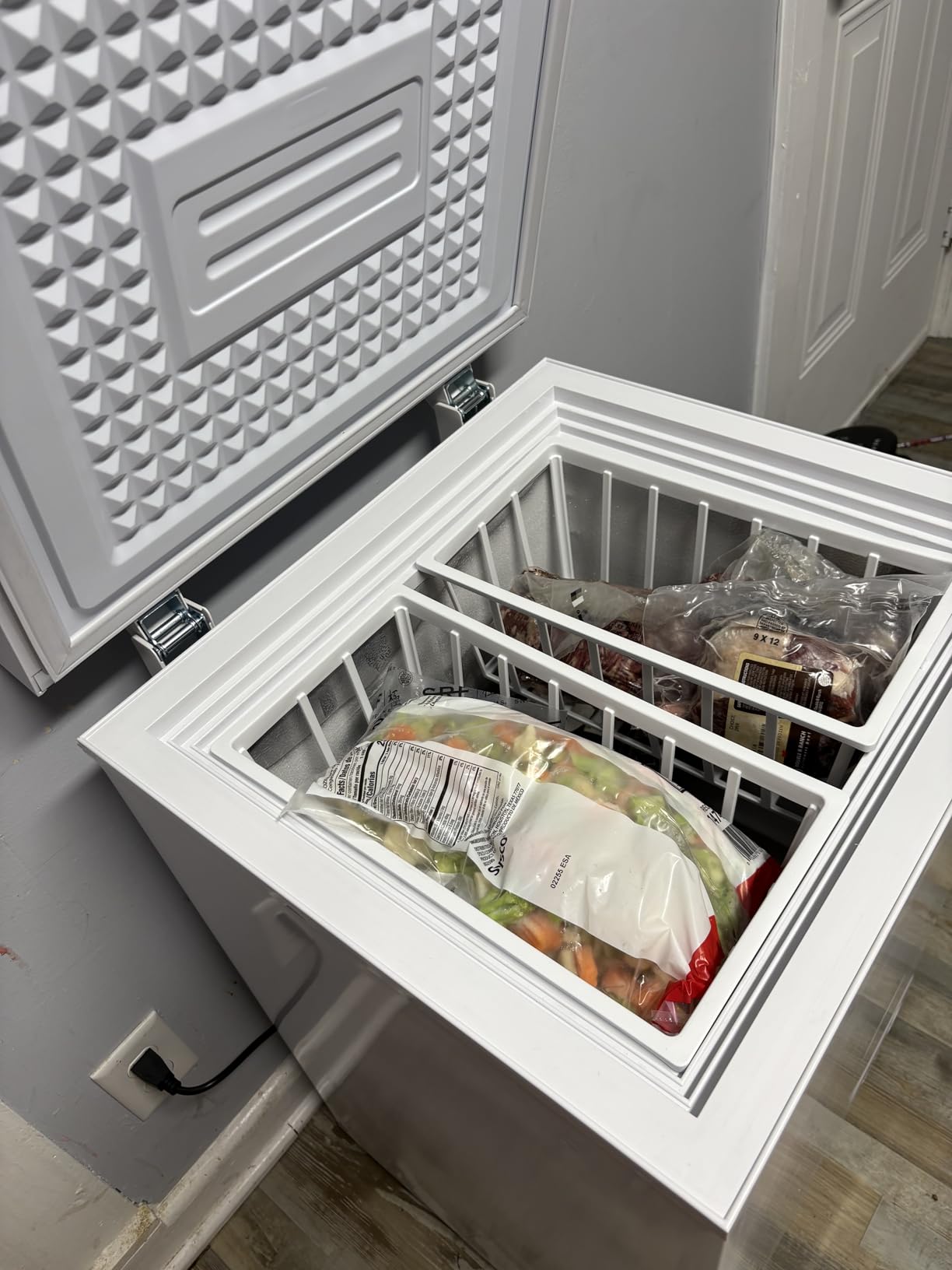 Large Chest Freezer, 10 Cu.Ft Commercial Deep Freezer with 8 Level Adjustable Temperature(-11.2°F to 10.4°F), Energy Saving Freezer with Removable Basket, Universal Wheels, White customer photo 2