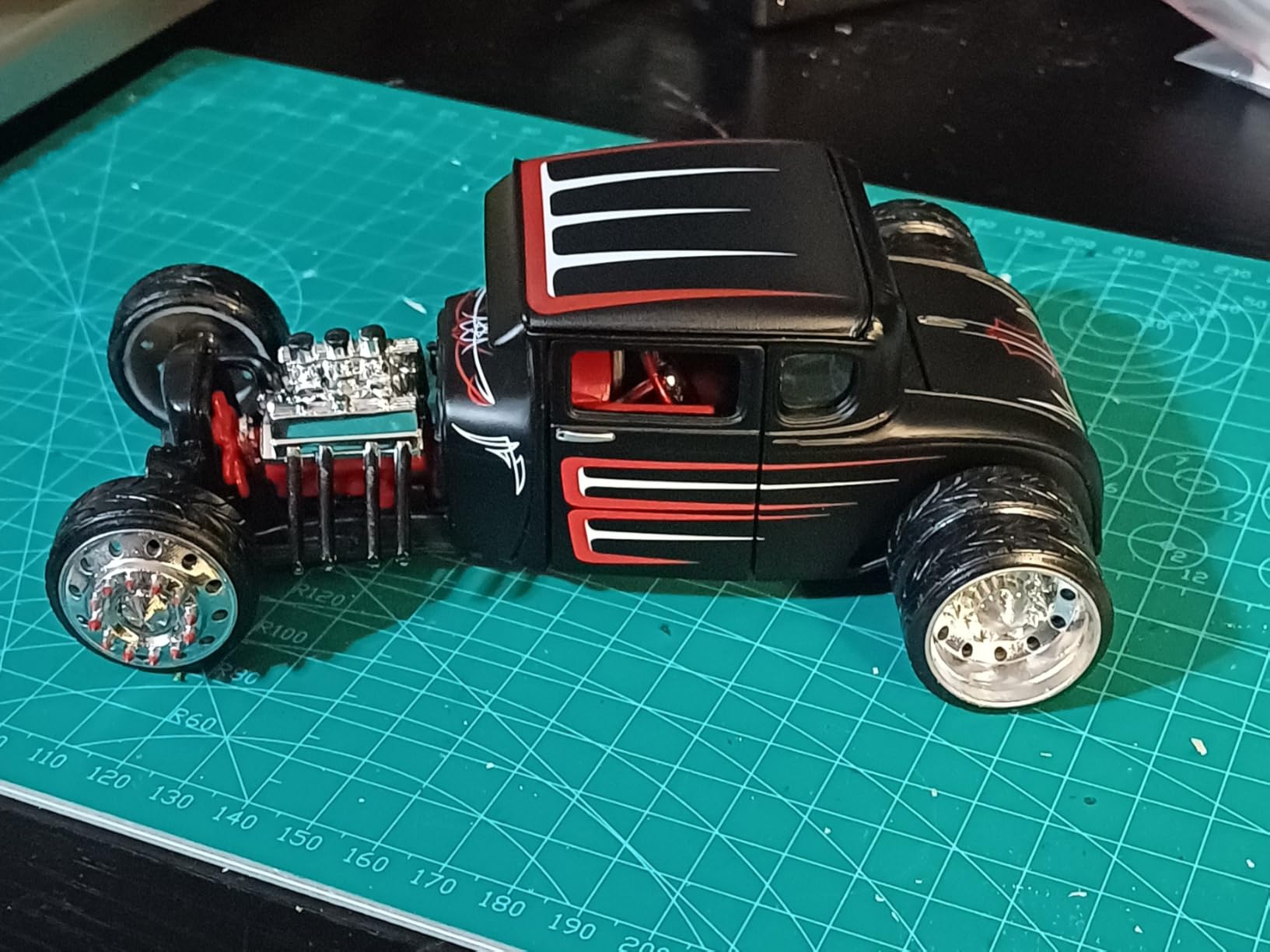 Maisto 1:24 Scale All Star Assembly Line 1929 Ford Model A Diecast Model Kit Small customer photo 2