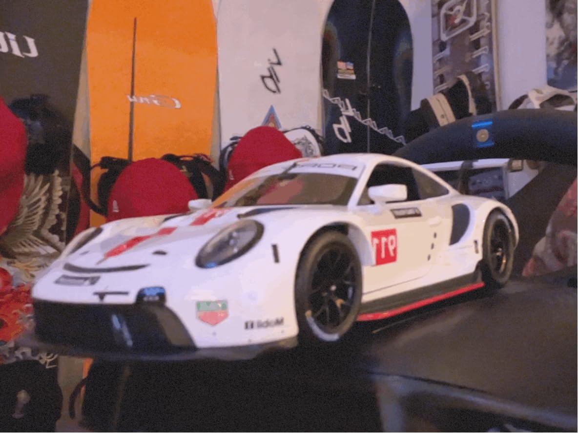 Bburago Porsche 911 RSR GT 1:24 Scale Die-Cast Collectible Car customer photo 1