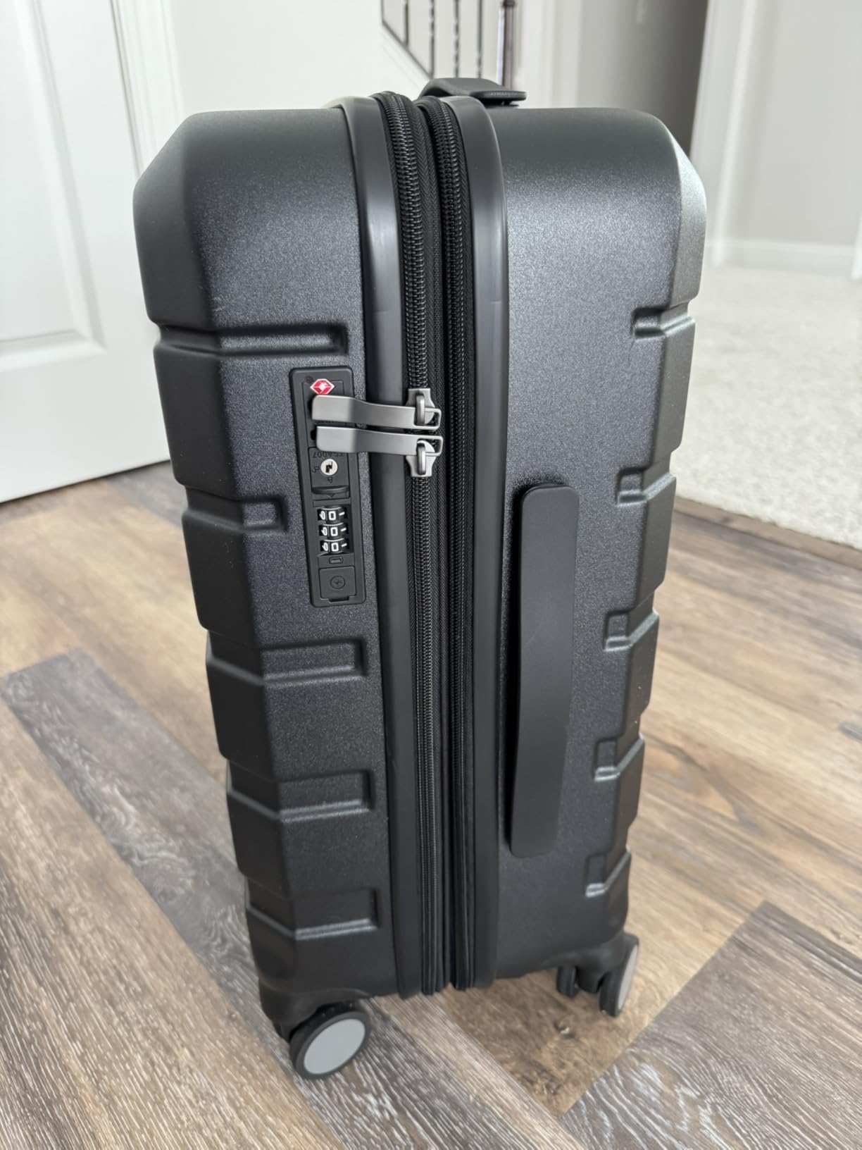Hardside Expandable Carry On Luggage with Spinner Wheels & Built-in TSA Lock, Durable Suitcase Rolling Luggage with USB Port, Carry-On 20-Inch, Silver Grey customer photo 1