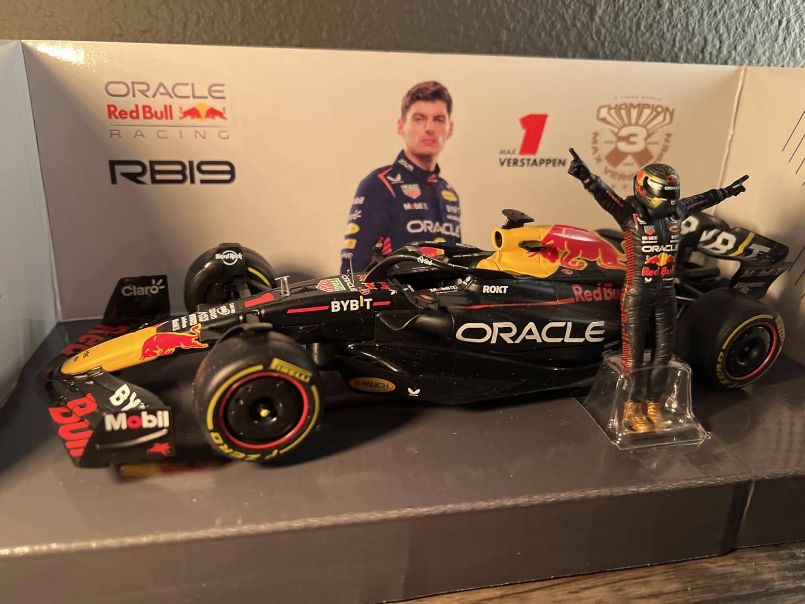 Bburago 1:24 2023 Race Oracle Red Bull RB19 Die-Cast Car with Verstappen #1 Figure customer photo 1