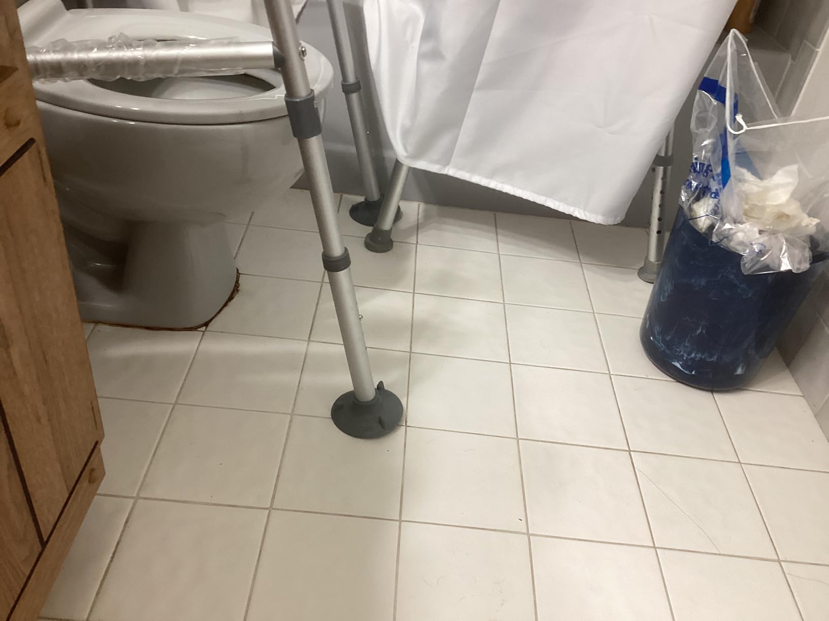 TABEKE Toilet Safety Rails for Seniors, Adjustable Height & Width Toilet Safety Frames with Handles, Foldable Toilet Rails for Disabled Elderly Fit Most Toilets (w. Suction Cups) customer photo 1